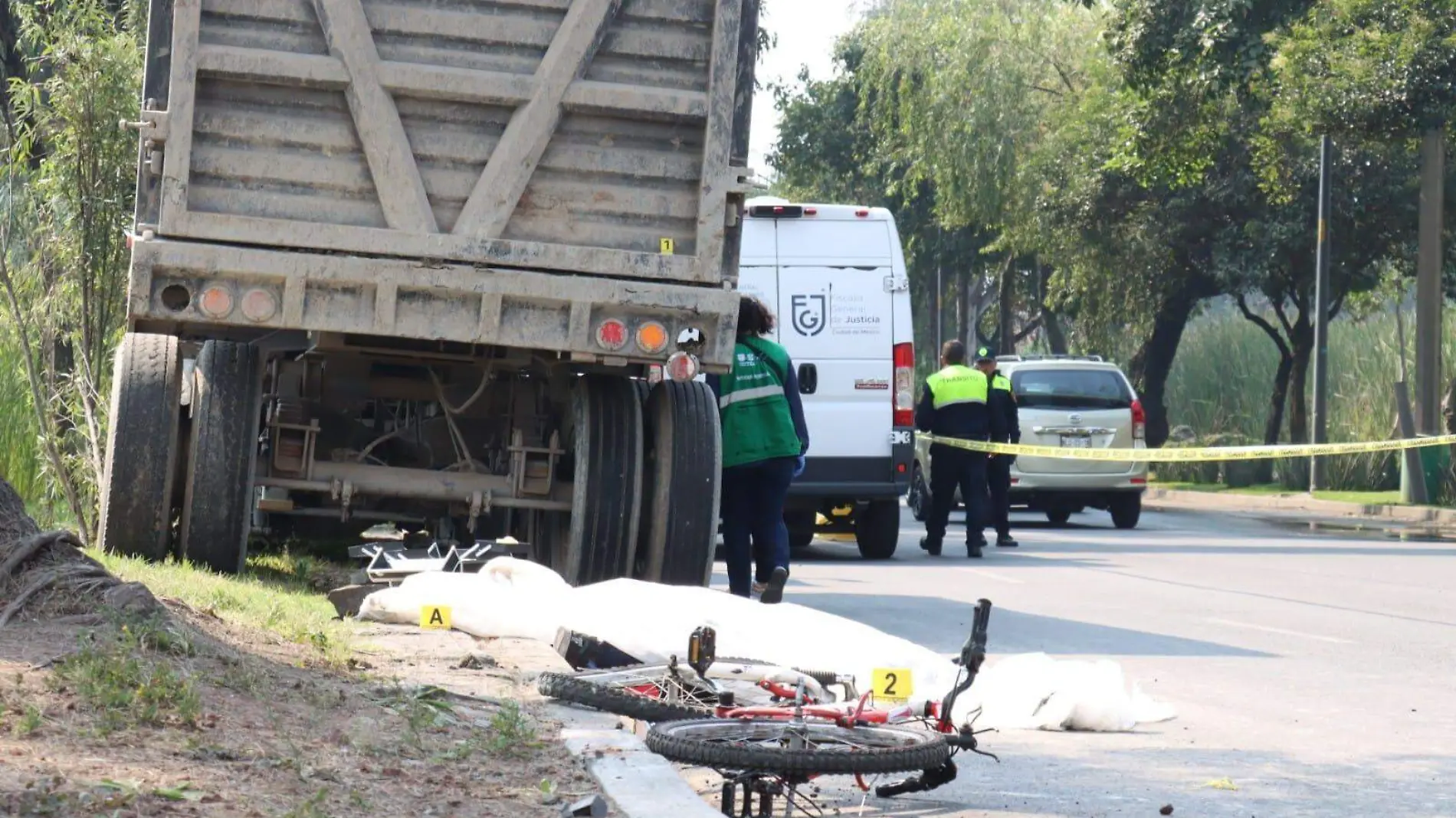 Escapa imprudente chofer de tráiler tras atropellar a ciclista, en Periférico